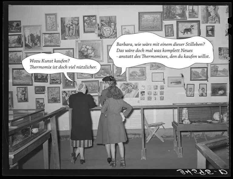 Drei Ausstellungsbesucher stehen vor einer Wand mit Zeichnung und unterhalten sich
