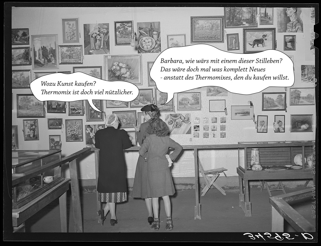 Drei Ausstellungsbesucher stehen vor einer Wand mit Zeichnung und unterhalten sich