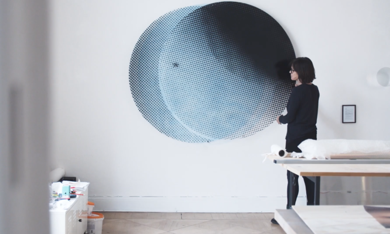Die Künstlerin Sibylle Wagner in ihrem Atelier