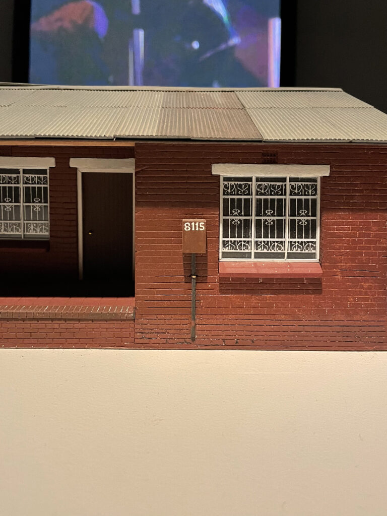 Eine Arbeit aus Peter Friedls Ausstellung