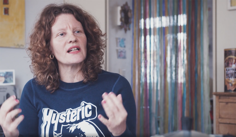 Die Künstlerin Stephanie Senge sitzt in ihrem Atelier und erklärt ihre Kunst