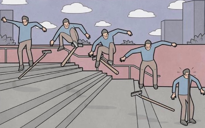Ein Mann versucht mit einem Rechen unter seinen Füßen eine Treppe runterzuspringen, ladet am Ende aber so ungeschickt, dass er sich den Kopf am Rechenstiel stößt