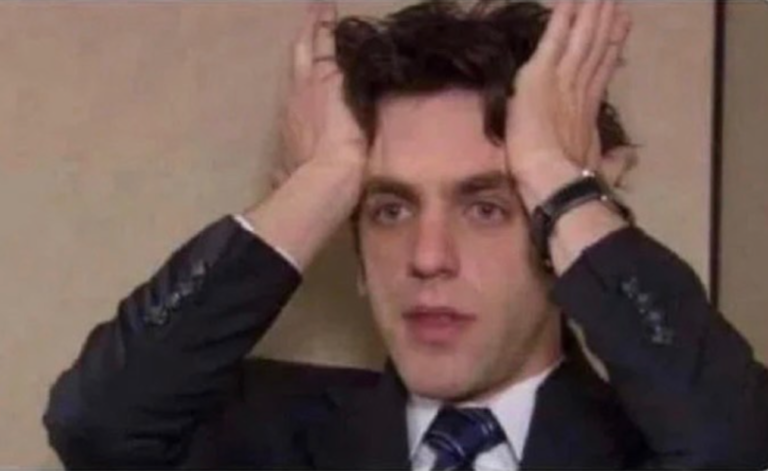 Meme mit der Beschriftung "when i mistakenly use my art world personality with childhood friends" und einem Foto auf dem sich ein junger Mann mit seinen Handflächen an die Schläfen fasst.