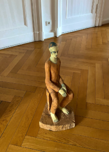 Holzskulptur auf dem Boden stehend