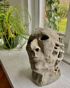 Tonplastik auf dem Fensterbrett stehend