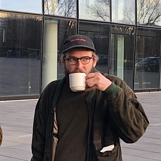 Der Journalist Moritz Hackl mit einer Tasse in der Hand.