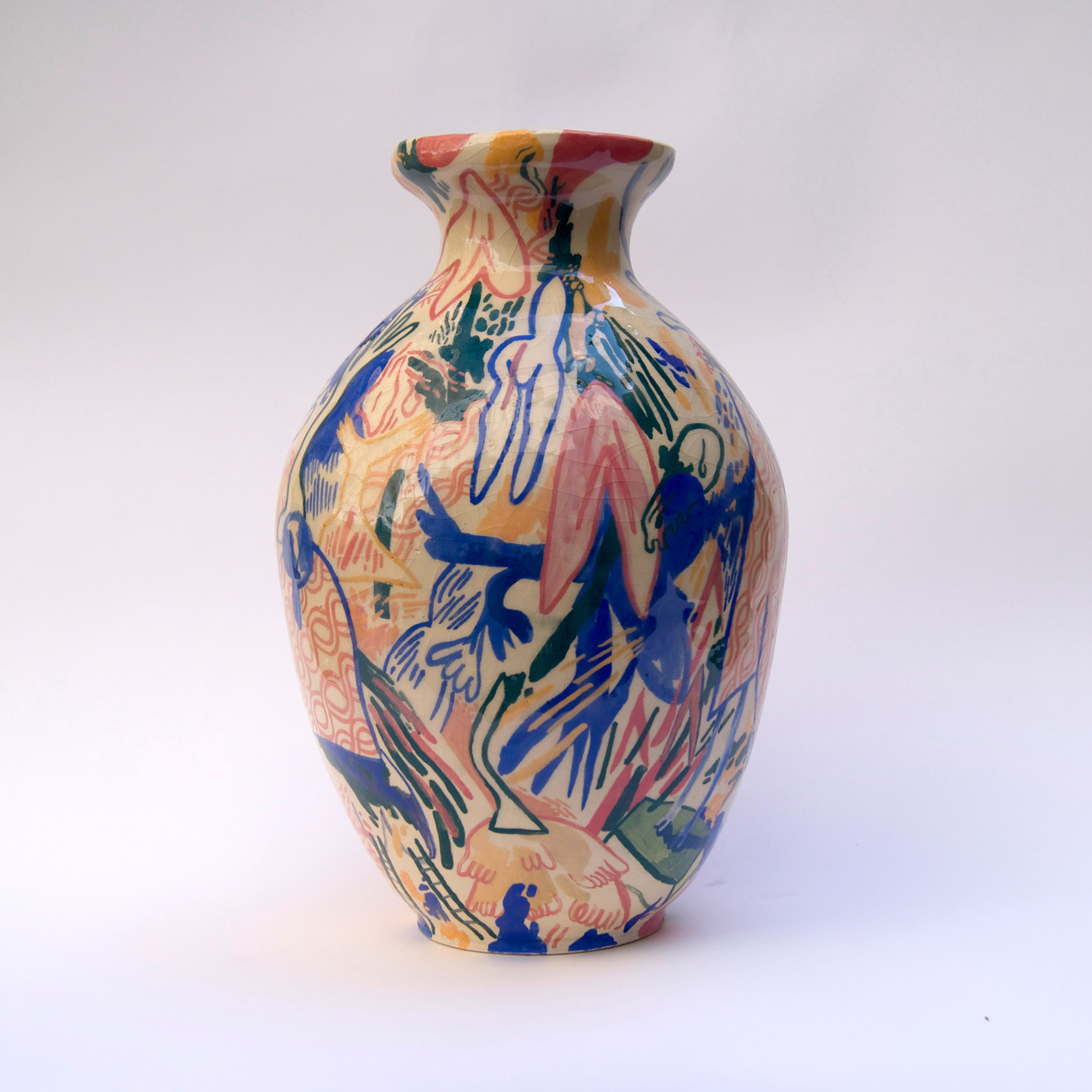 Eine bemalte Vase des Künstlers James Beatham vor weißem Hintergrund