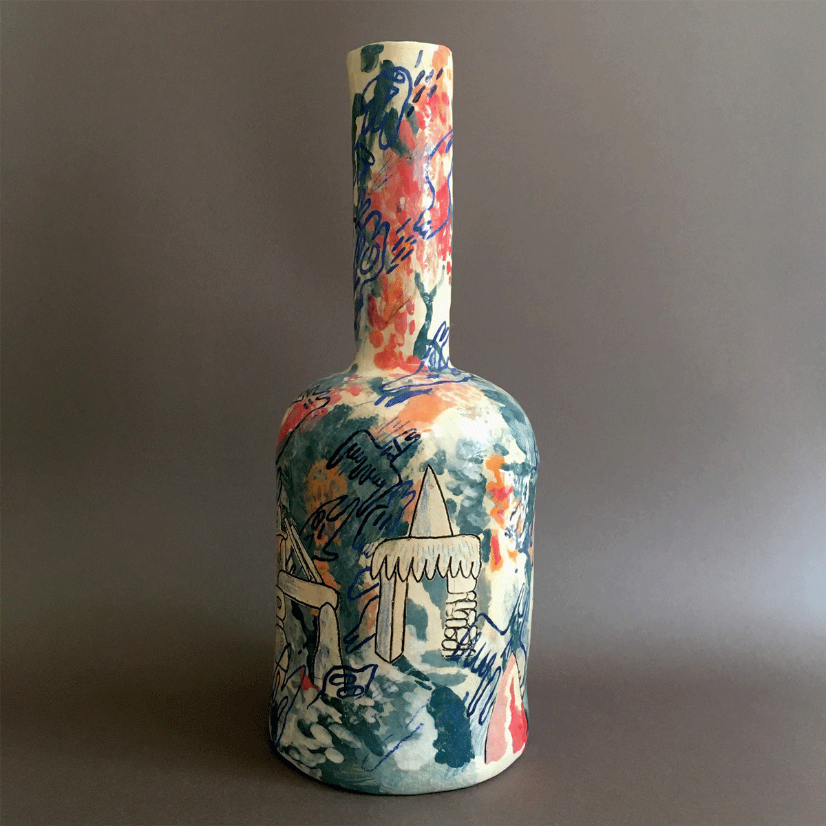 Eine bemalte Vase des Künstlers James Beatham vor grauem Hintergrund