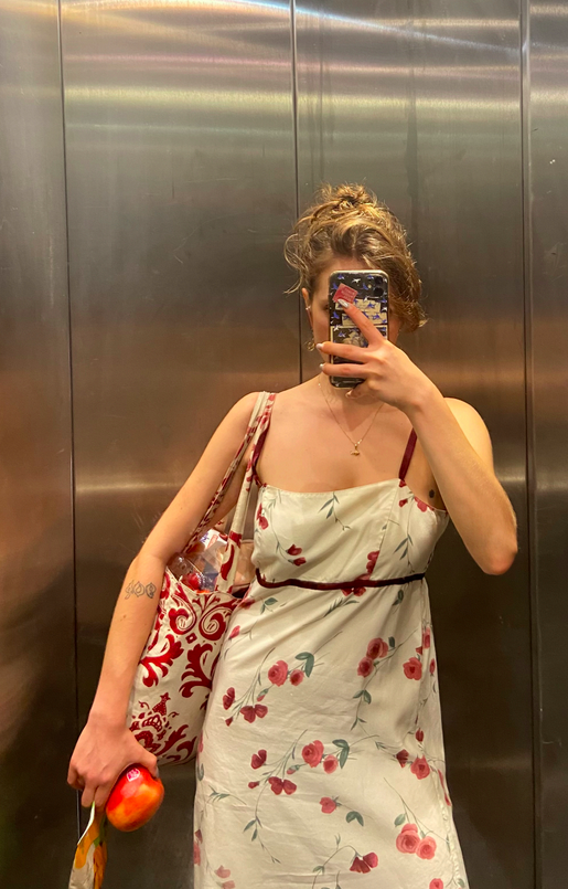 Das Foto zeigt die Autorin Luisa Del Prete in einem Aufzug mit einem Handy vor ihrem Gesicht.