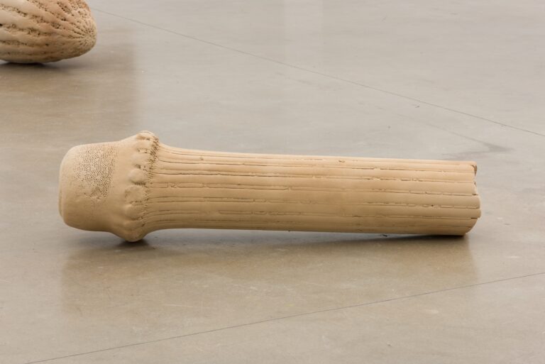 Das Bild zeigt eine Ausstellungsansicht von "Field of Fragments" in der Berliner Galerie Sexauer von Jeewi Lee.