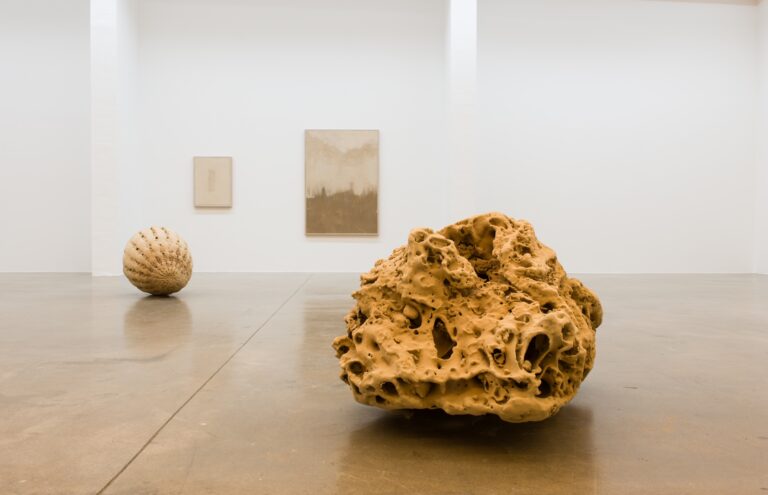 Das Bild zeigt eine Ausstellungsansicht von "Field of Fragments" in der Berliner Galerie Sexauer von Jeewi Lee.