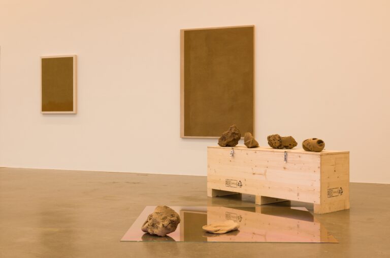 Das Bild zeigt eine Ausstellungsansicht von "Field of Fragments" in der Berliner Galerie Sexauer von Jeewi Lee.