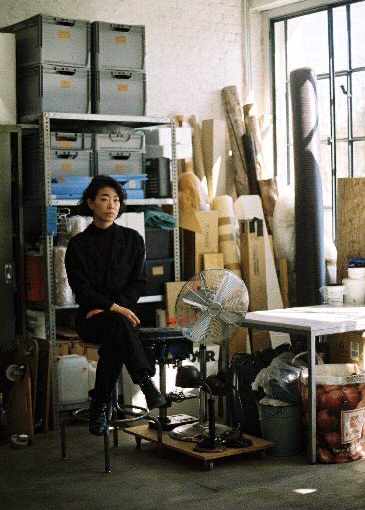Das Bild zeigt ein Portrait der Künstlerin Jeewi Lee in ihrem Atelier.