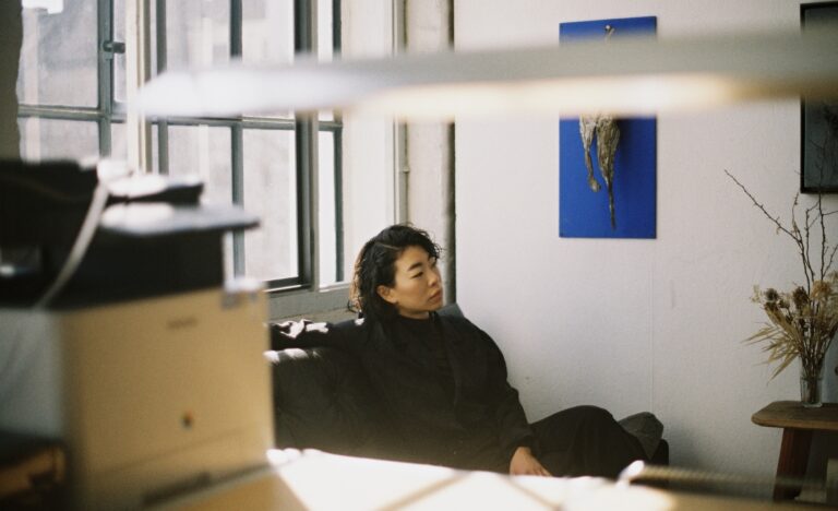 Das Bild zeigt ein Portrait der Künstlerin Jeewi Lee in ihrem Atelier.