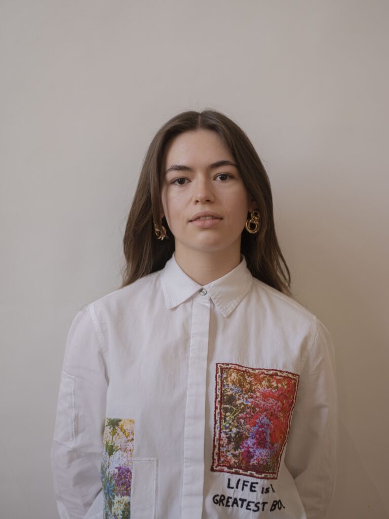 Das Bild zeigt ein Portrait der Autorin Jennifer Braun.