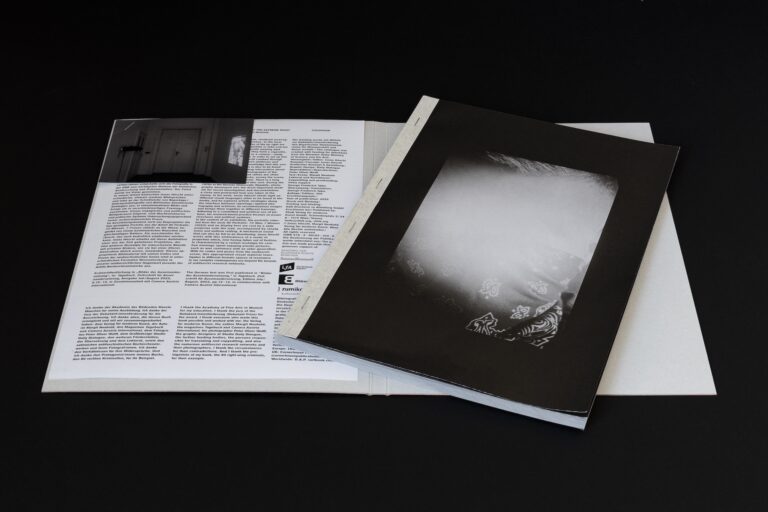 Das Bild zeigt das Buch "80 Portraits: 73 Männer, 7 Frauen", Jonas Höschel, Verlag für moderne Kunst, 2025