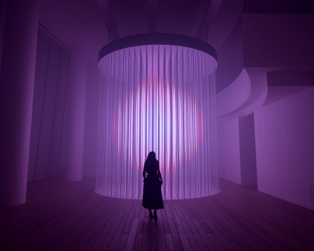 © Doug Aitken, LIGHTFALL / OTHER WORLDS, 2025; Installationsansicht NMACC, Mumbai, India, 2025.